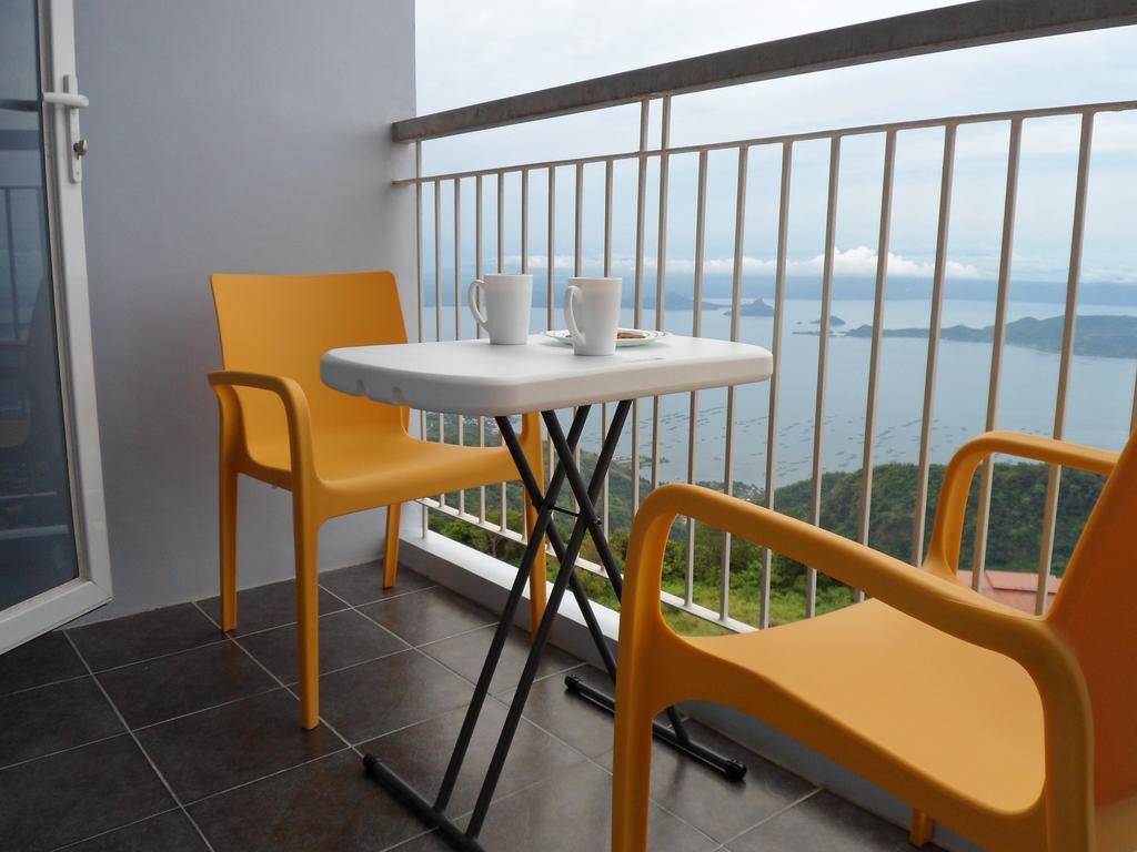 Blowing In The Wind - Lake View Apartments Tagaytay City Oda fotoğraf