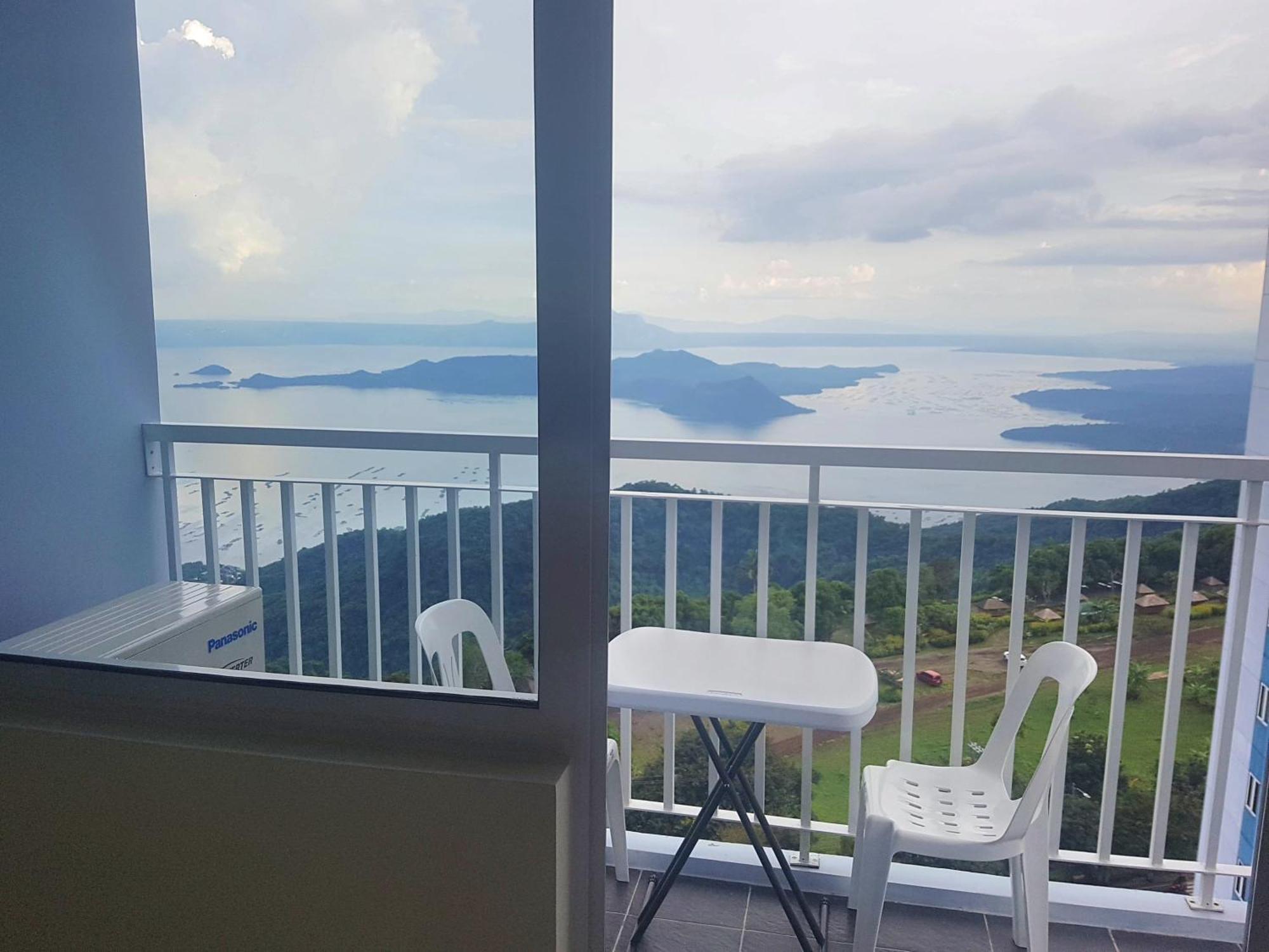 Blowing In The Wind - Lake View Apartments Tagaytay City Oda fotoğraf