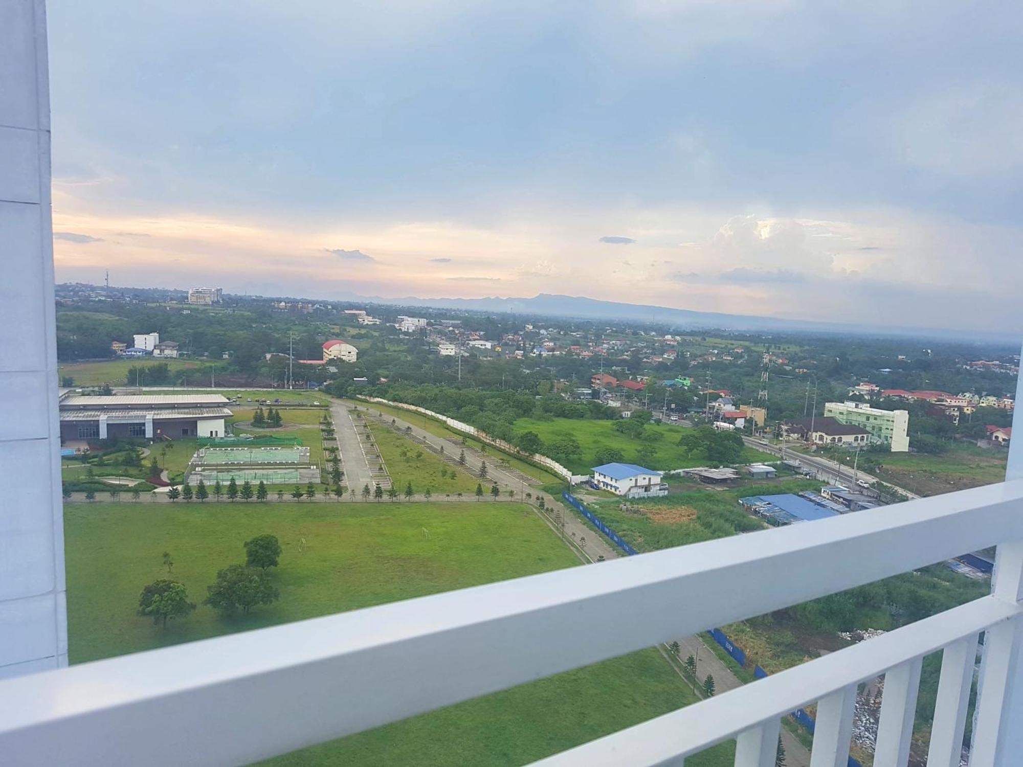 Blowing In The Wind - Lake View Apartments Tagaytay City Oda fotoğraf