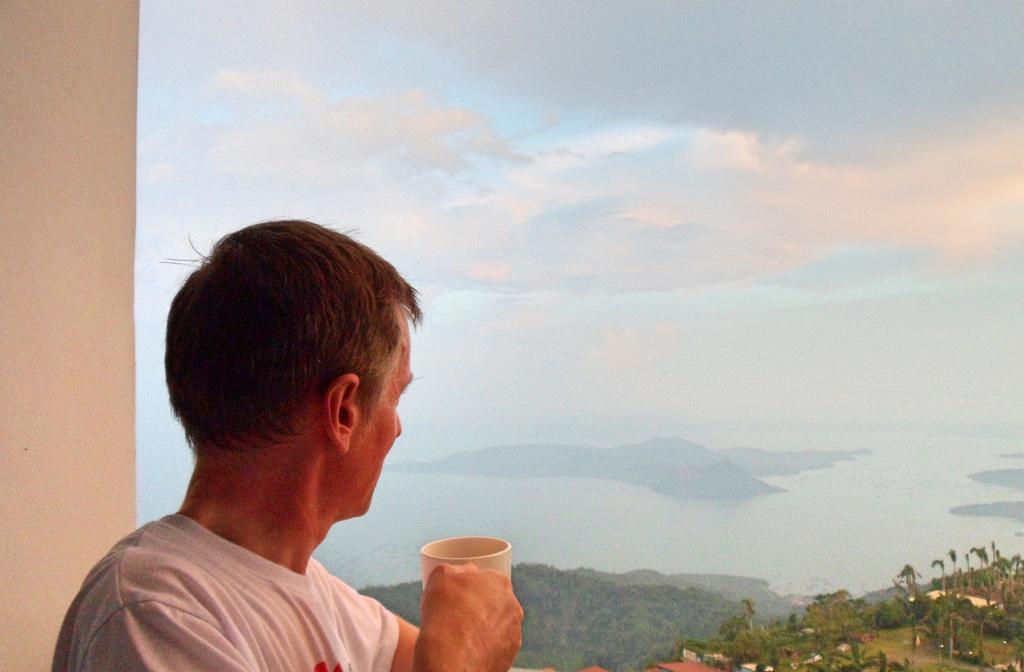 Blowing In The Wind - Lake View Apartments Tagaytay City Dış mekan fotoğraf