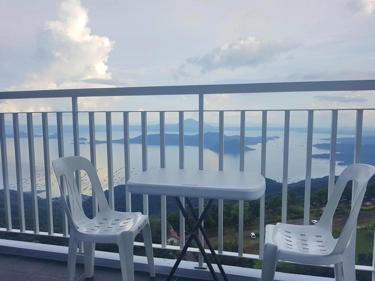 Blowing In The Wind - Lake View Apartments Tagaytay City Oda fotoğraf