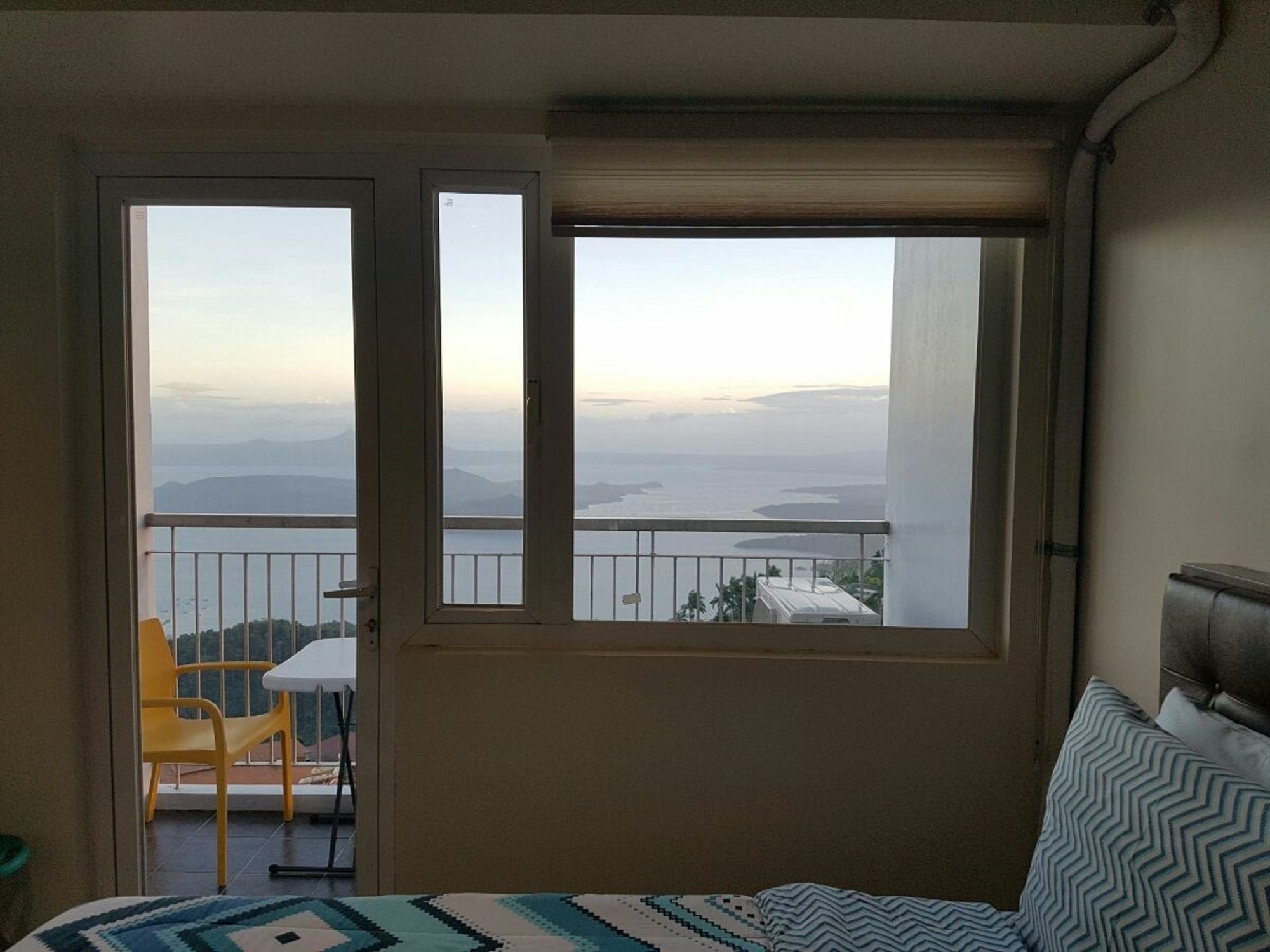 Blowing In The Wind - Lake View Apartments Tagaytay City Dış mekan fotoğraf